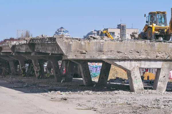 Smontaggio del vecchio ponte di emergenza — Foto Stock