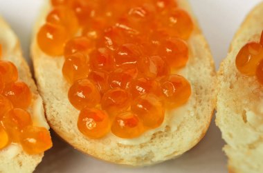 Beyaz ekmek bir dilim üzerinde kırmızı havyar