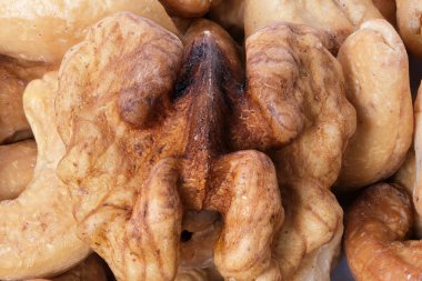 Ceviz çekirdekleri ve kavrulmuş kaju