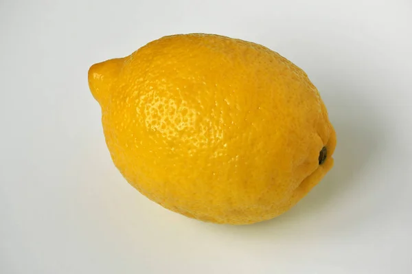 흰색 배경에 레몬 클로즈업 — 스톡 사진