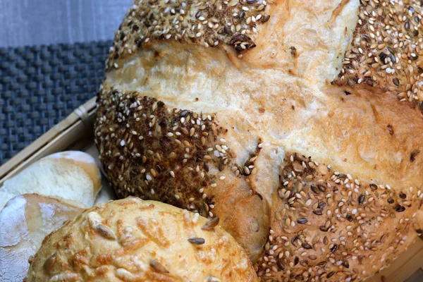 Zelf gemaakt tarwe brood gebakken — Stockfoto