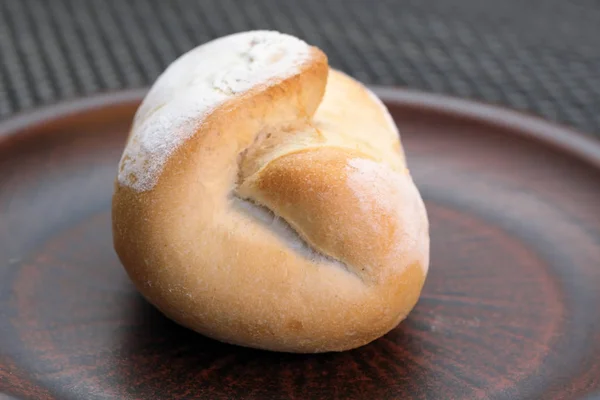 Zelf gemaakt tarwe brood gebakken — Stockfoto