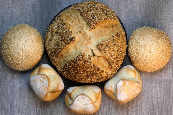 Zelf gemaakt tarwe brood gebakken — Stockfoto