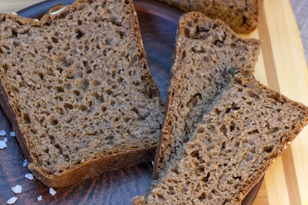 Pão caseiro de centeio preto — Fotografia de Stock