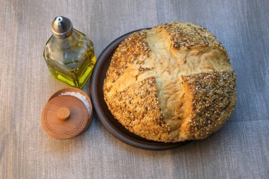 Gri bir masa örtüsü üzerinde mutfak natürmort