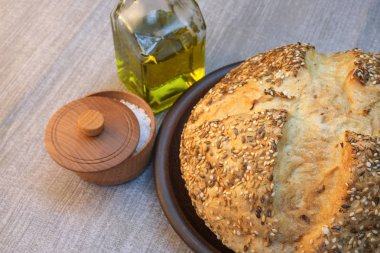 Gri bir masa örtüsü üzerinde mutfak natürmort