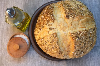 Gri bir masa örtüsü üzerinde mutfak natürmort