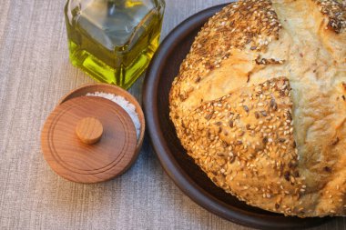 Gri bir masa örtüsü üzerinde mutfak natürmort