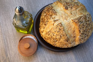 Gri bir masa örtüsü üzerinde mutfak natürmort