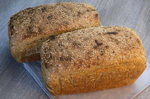 Hausgemachtes Roggen-Weizenbrot gebacken — Stockfoto