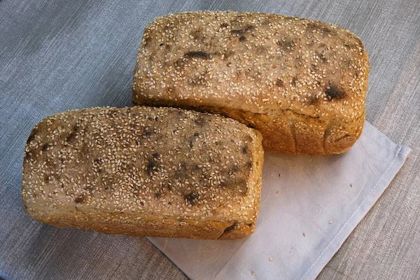 Hausgemachtes Roggen-Weizenbrot gebacken — Stockfoto