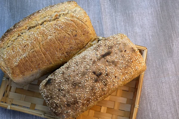 Hausgemachtes Roggen-Weizenbrot gebacken — Stockfoto