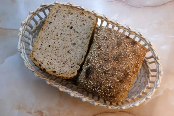 Pão de trigo de centeio caseiro assado — Fotografia de Stock