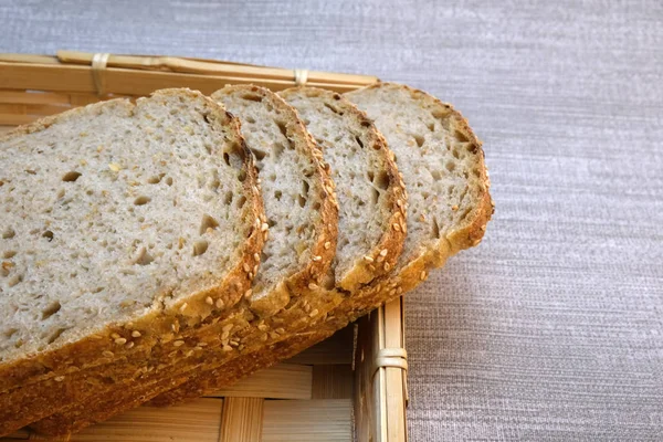 Zelfgemaakte rogge tarwe brood gebakken — Stockfoto
