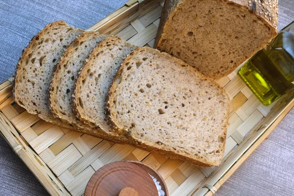 Pão de trigo de centeio caseiro assado — Fotografia de Stock