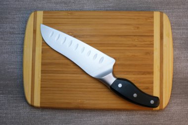 Gri bir masa örtüsü üzerinde mutfak natürmort