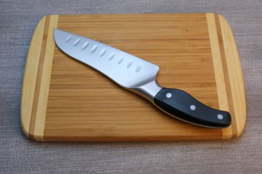 Gri bir masa örtüsü üzerinde mutfak natürmort