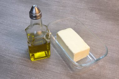 Tereyağı ile zeytinyağı ve cam şişe 