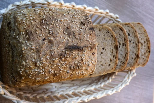 Hausgemachtes Roggen-Weizenbrot gebacken — Stockfoto