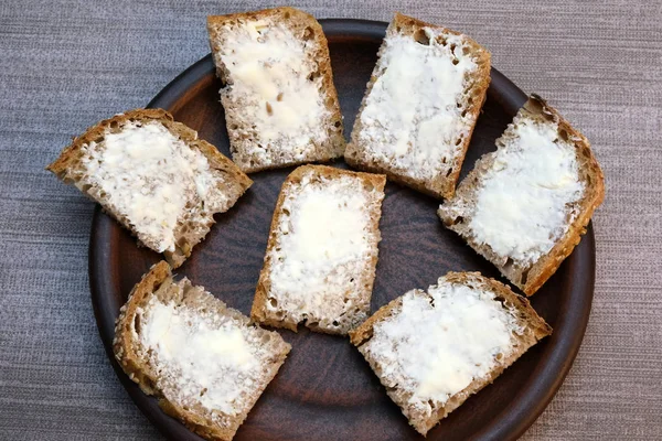 Pequenos sanduíches em pão caseiro com manteiga — Fotografia de Stock