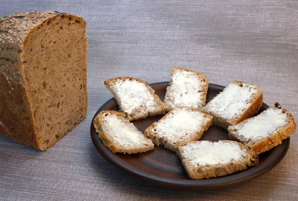 Kleine broodjes op zelfgebakken brood met boter — Stockfoto