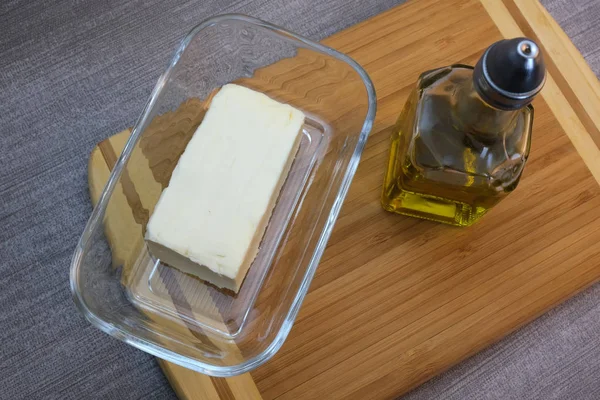 Пляшка оливкової олії та скляного посуду з маслом — стокове фото