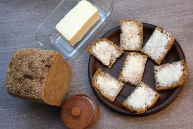 Tereyağı ile ev yapımı ekmek küçük sandviçler