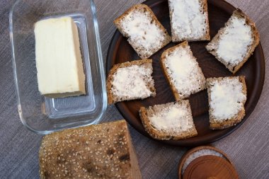 Tereyağı ile ev yapımı ekmek küçük sandviçler