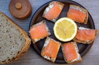 Tereyağı ve kırmızı balık ile ev yapımı ekmek küçük sandviçler