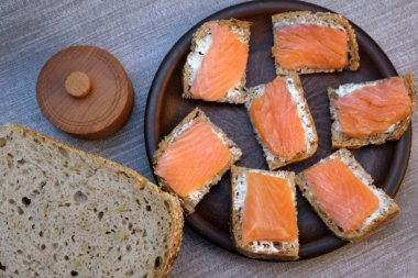 Tereyağı ve kırmızı balık ile ev yapımı ekmek küçük sandviçler