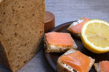 Tereyağı ve kırmızı balık ile ev yapımı ekmek küçük sandviçler