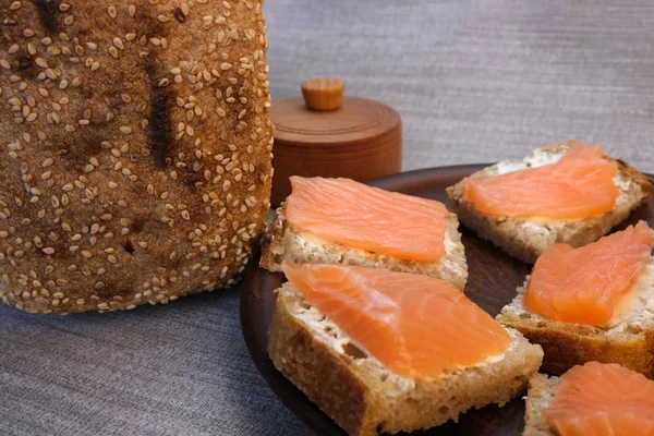 Μικρά σάντουιτς σε σπιτικό ψωμί με βούτυρο και κόκκινα ψάρια — Φωτογραφία Αρχείου