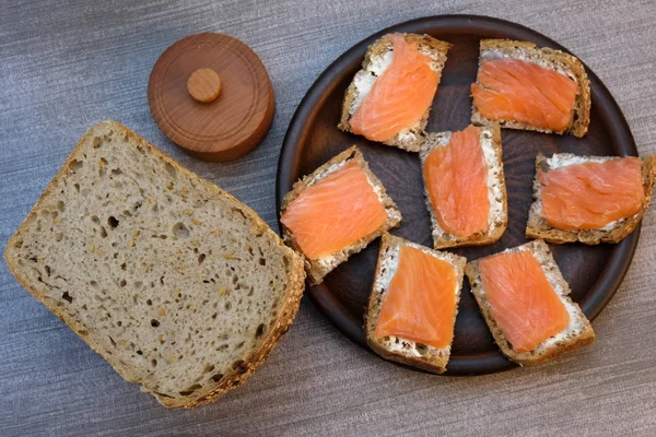 Kis szendvicsek a házi kenyeret, a vaj és a vörös hal — Stock Fotó