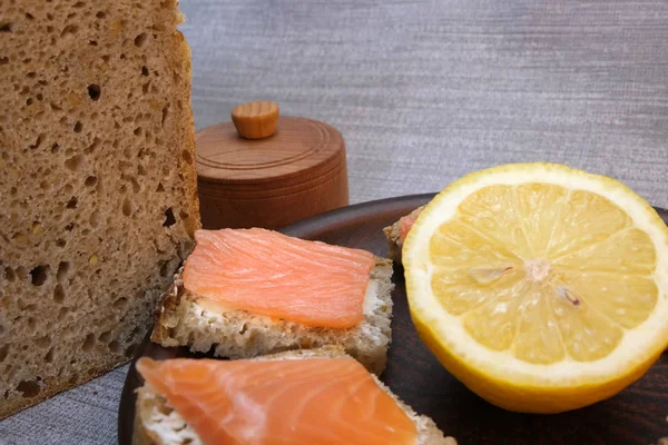 Kleine broodjes op zelfgebakken brood met boter en rode vis — Stockfoto