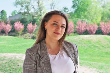 Sevimli güzel genç bir kadının portresi 