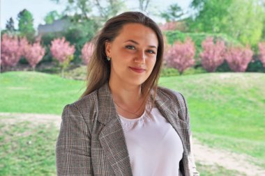 Sevimli güzel genç bir kadının portresi 