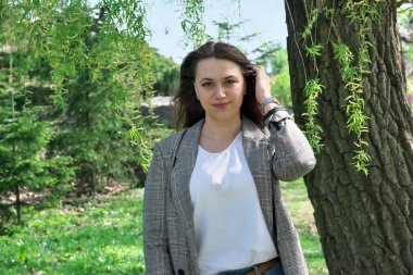 Sevimli güzel genç bir kadının portresi 