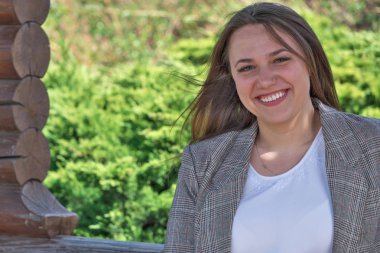 Sevimli güzel genç bir kadının portresi 