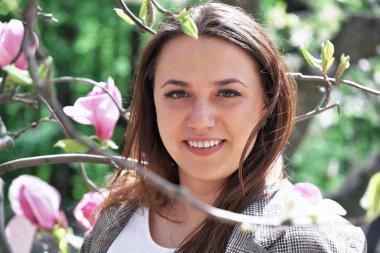 Sevimli güzel genç bir kadının portresi 