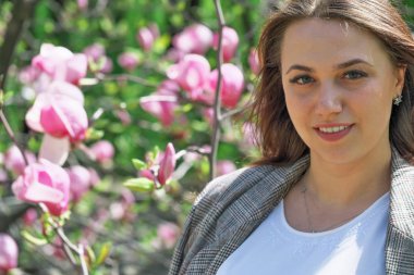 Sevimli güzel genç bir kadının portresi 