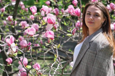 Sevimli güzel genç bir kadının portresi 