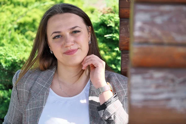 Retrato de una linda joven hermosa — Foto de Stock