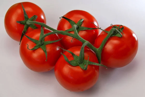 Пять красных спелых помидоров — стоковое фото
