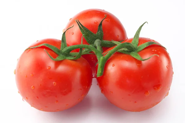 Три красных спелых помидора — стоковое фото
