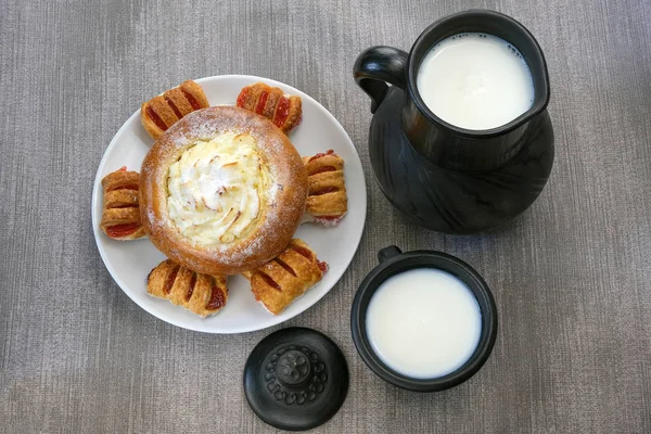 Masada süt ve tatlı hamur işleri ile natürmort — Stok fotoğraf