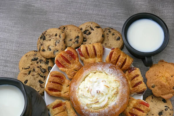 Masada süt ve tatlı hamur işleri ile natürmort — Stok fotoğraf