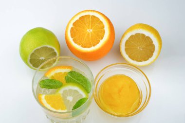 Narenciye suyu ile içecek bardak