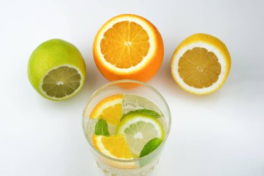 Narenciye suyu ile içecek bardak