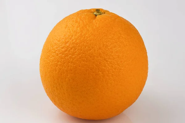 Один свіжий стиглий апельсин — стокове фото
