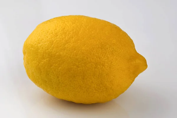 Один свежий спелый лимон — стоковое фото
